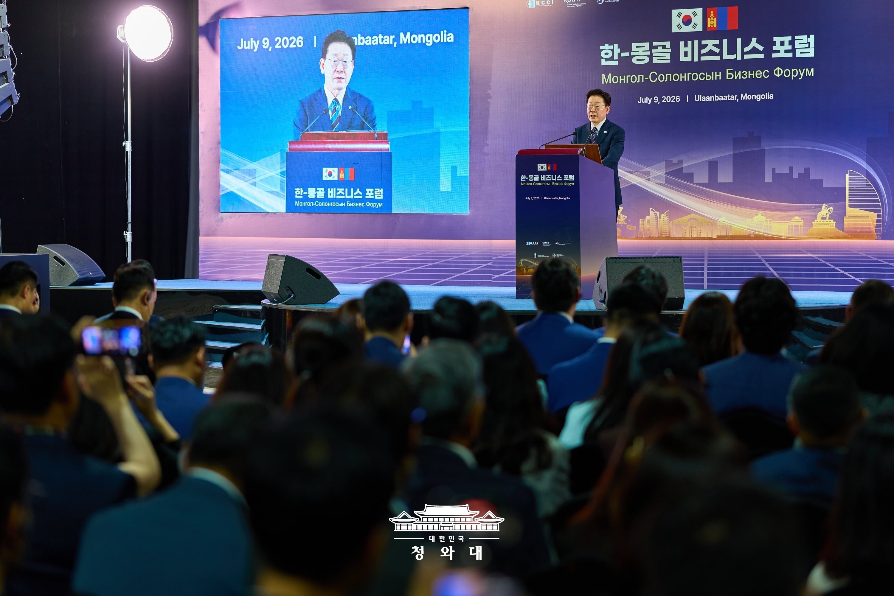 当地时间7月9日，韩国总统李在明在乌兰巴托出席&ldquo;韩蒙商务论坛&rdquo;并发表讲话。图片来源：大韩民国青瓦台