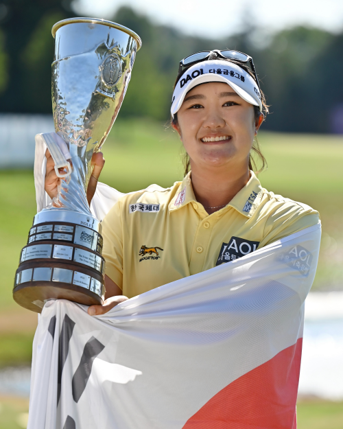 当地时间7月12日，在法国埃维昂莱班举行的LPGA巡回赛本赛季第四场大满贯赛事——阿蒙迪依云锦标赛决赛轮中，柳鲑澜夺冠后手捧奖杯。图片来源：柳鲑澜官方Instagram