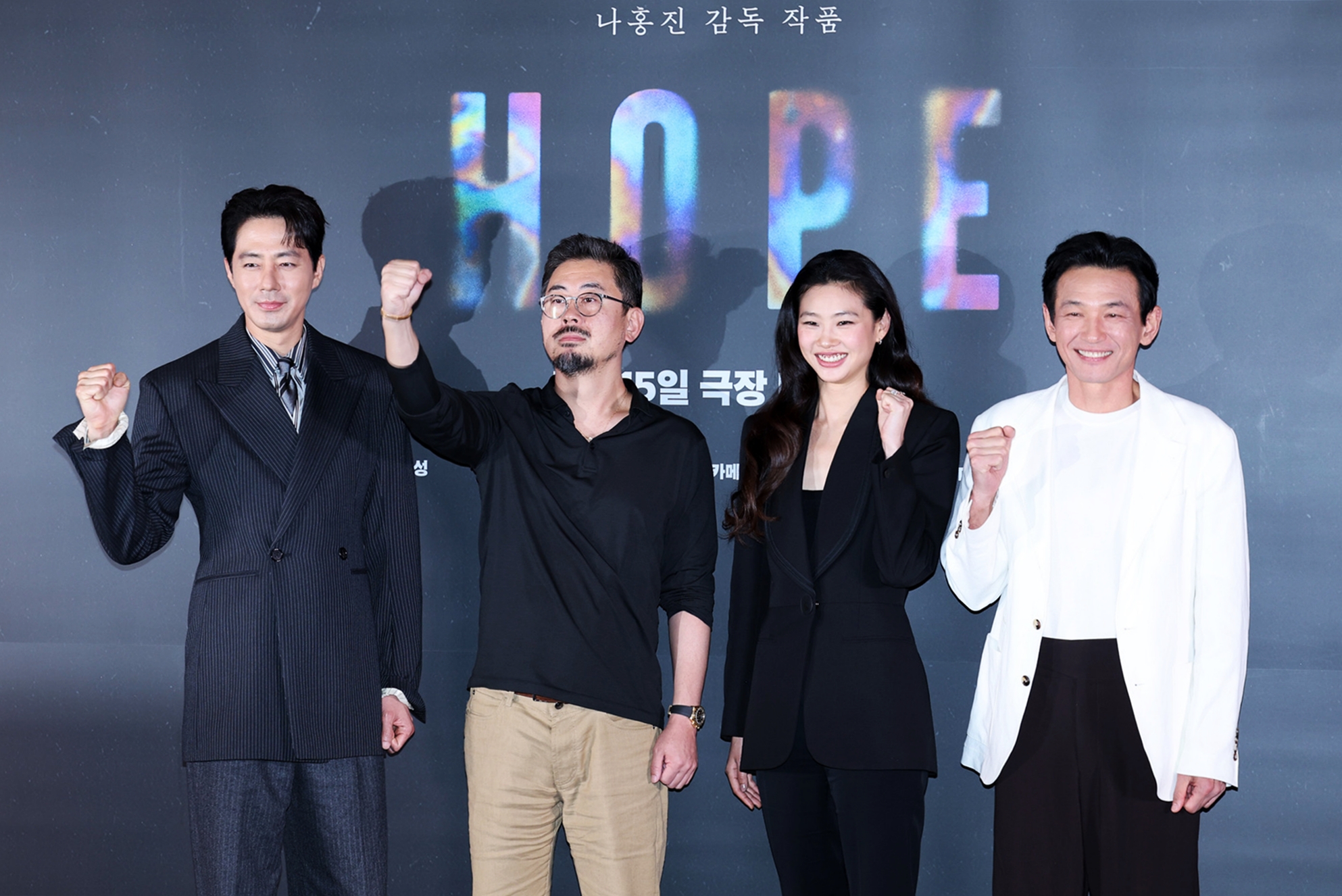 7月6日，在首尔江南区MEGABOX影城韩国国际会展中心（COEX）店举行的电影《希望》媒体试映会及记者招待会上，该片主创合影留念。左起依次为演员赵寅成、导演罗泓轸、演员郑好娟与黄政民。韩宣网记者朴大珍 摄