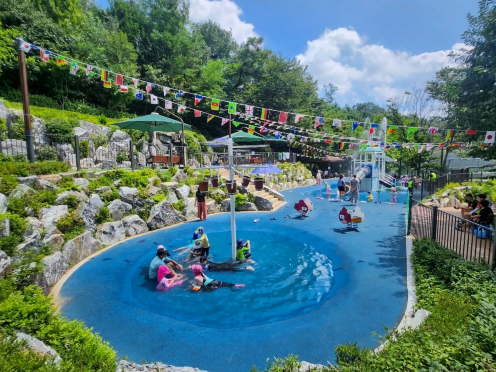 首尔铜雀区显忠近邻公园戏水场（代际共融型戏水场），各年龄层市民都可在这里共享清凉夏日。图片来源：首尔市