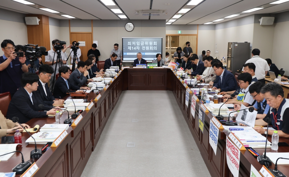 7月14日，在世宗市韩国最低工资委员会举行的第14次全体会议上，2027年最低时薪确定为每小时1.07万韩元，较今年上调3.7%。图为会议现场。图片来源：韩联社