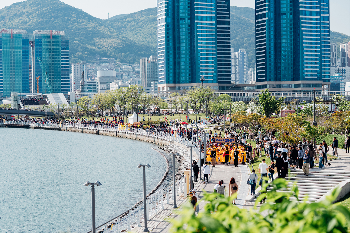 7月26日，&ldquo;朝鲜通信使行列再现&rdquo;活动将在釜山海云台区BEXCO室外广场举行。图为4月活动现场。图片来源：国家遗产厅