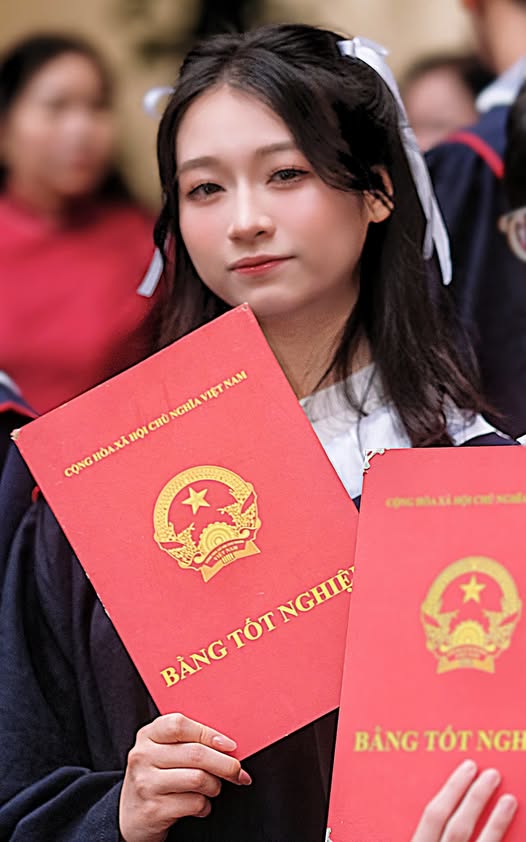黄香江在毕业典礼上手持毕业证书合影。图片来源：黄香江