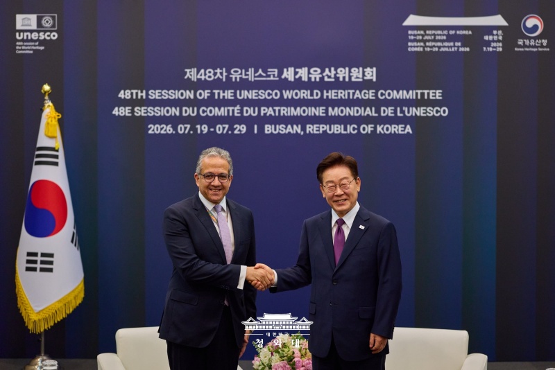 7月19日，韩国总统李在明在釜山举行的第48届联合国教科文组织世界遗产委员会会议上，同来访的联合国教科文组织总干事哈立德·埃纳尼握手合影。图片来源：大韩民国青瓦台