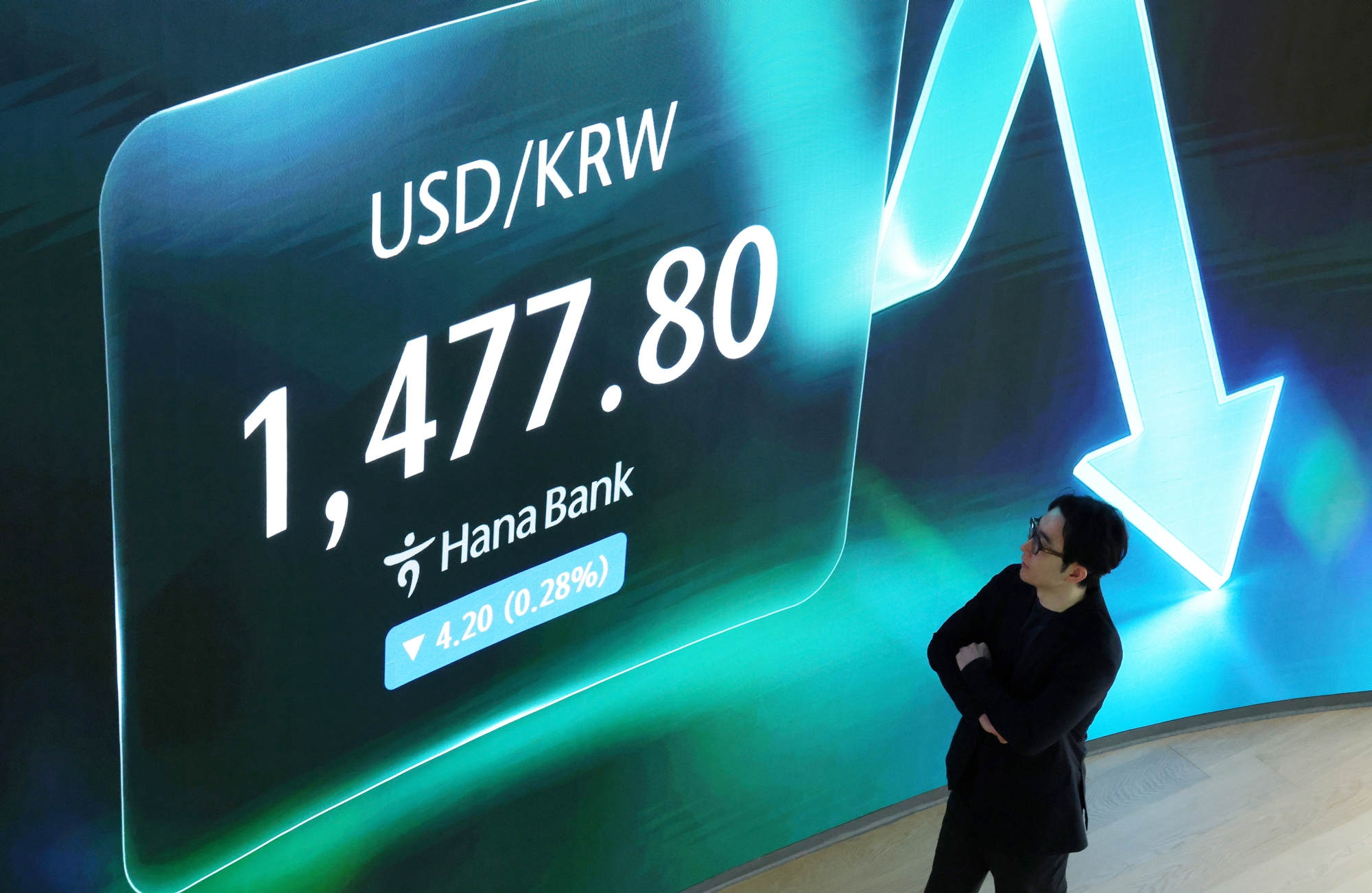 图为7月17日，首尔外汇市场迎来启动24小时交易后的首个节假日，在首尔中区韩亚银行交易室，工作人员正在监控韩元兑美元汇率。图片来源：韩联社
