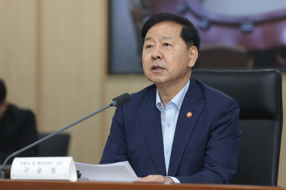 7月20日，韩国副总理兼财政经济部长官具润哲在政府世宗办公楼举行的对外经济部长官会议上发表讲话。图片来源：韩联社 
