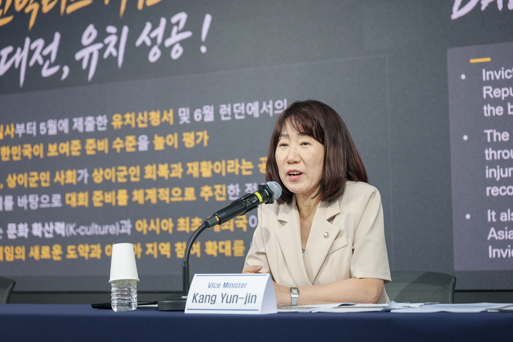 7月22日，在首尔市中区首尔新闻中心举行的韩国国家报勋部外媒记者政策说明会上，韩国国家报勋部次官姜允珍（音）正在介绍“不可征服运动会”举办地的评选结果及其预期成效。图片来源：国家报勋部