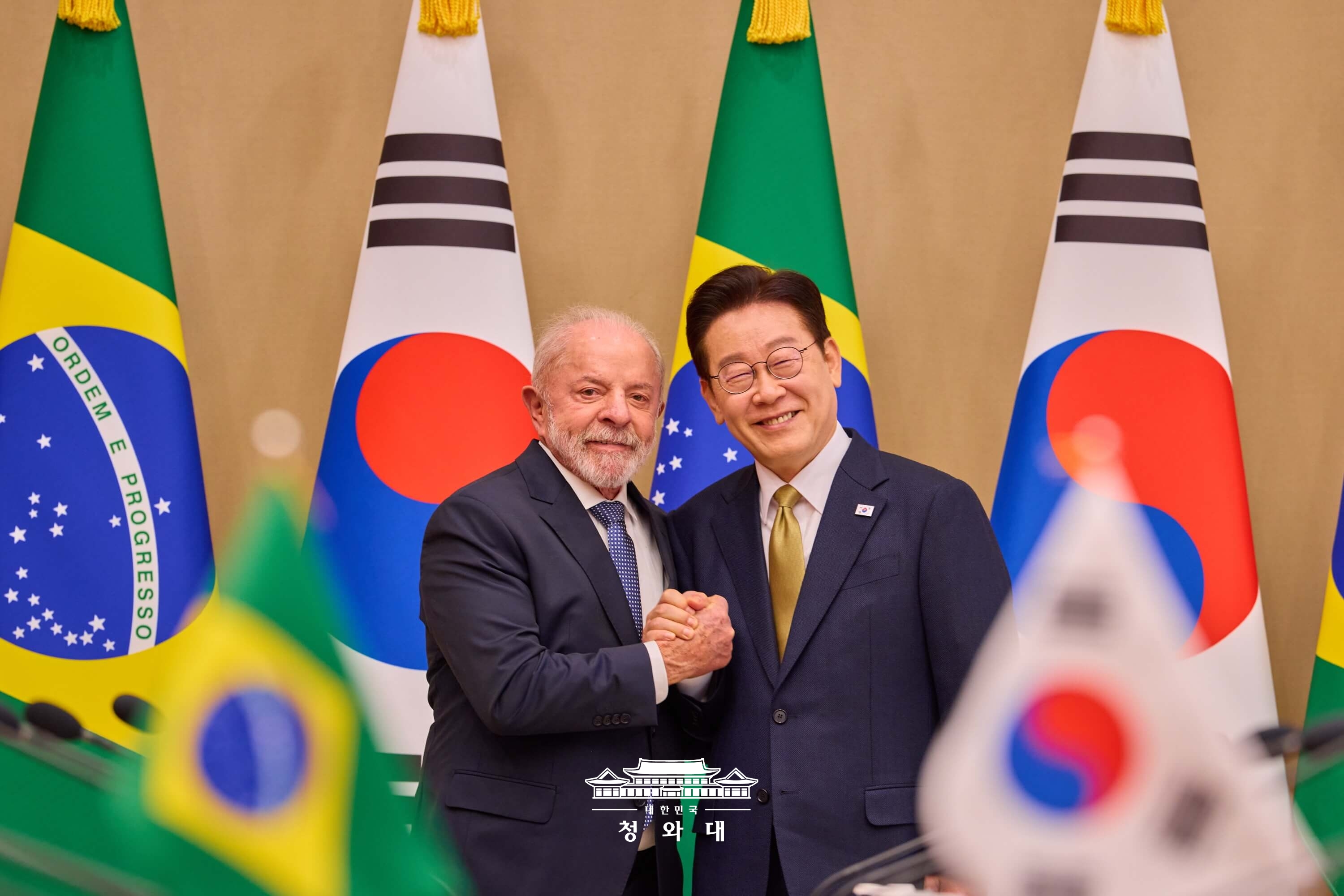  图为2月23日，在青瓦台举行的韩巴首脑会谈中，韩国总统李在明（右）同巴西总统路易斯·伊纳西奥·卢拉·达席尔瓦握手合影。 图片来源：大韩民国青瓦台