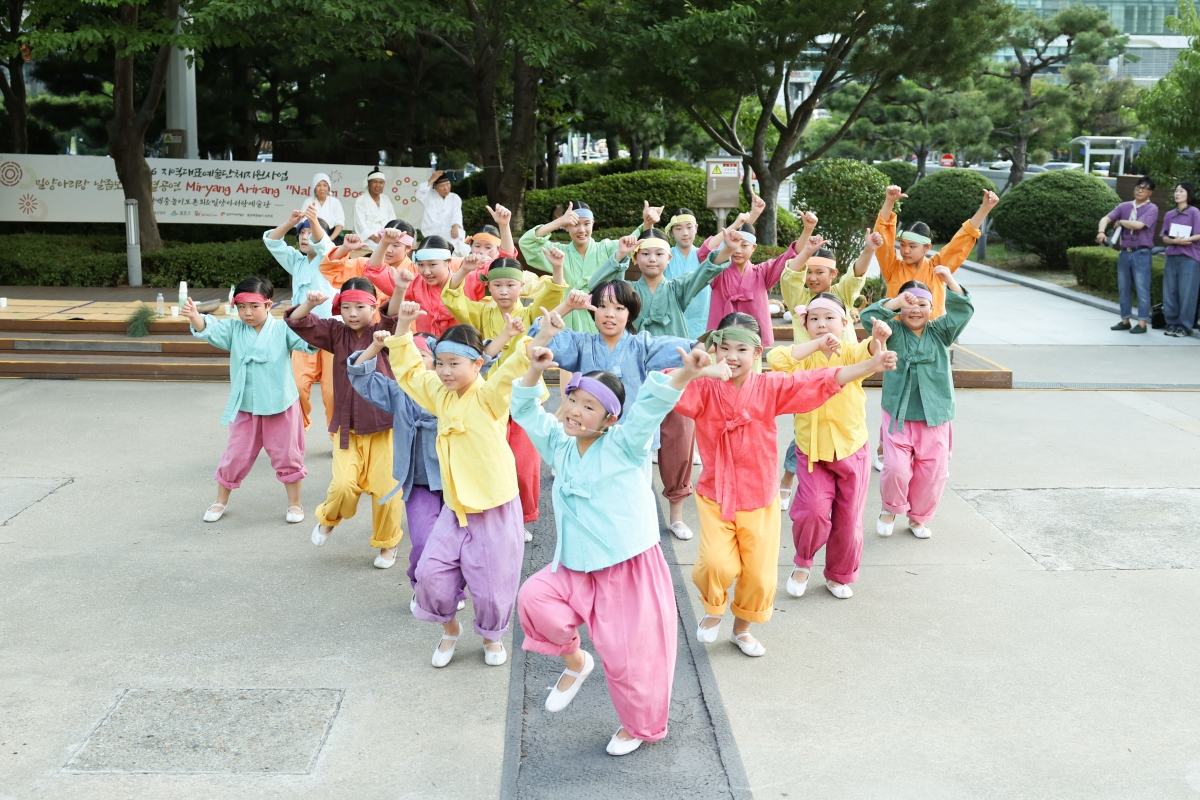 7月24日，密阳阿里郎户外特别演出在釜山市海云台区BEXCO户外广场上演。该作品以韩国传统民谣“密阳阿里郎”为基础，融入现代节奏、编舞以及密阳传统舞蹈元素。通过孩子们的视角和舞蹈，传递密阳传统游戏中所蕴含的跨世代沟通与和谐共融的理念。韩宣网记者朴大珍 摄