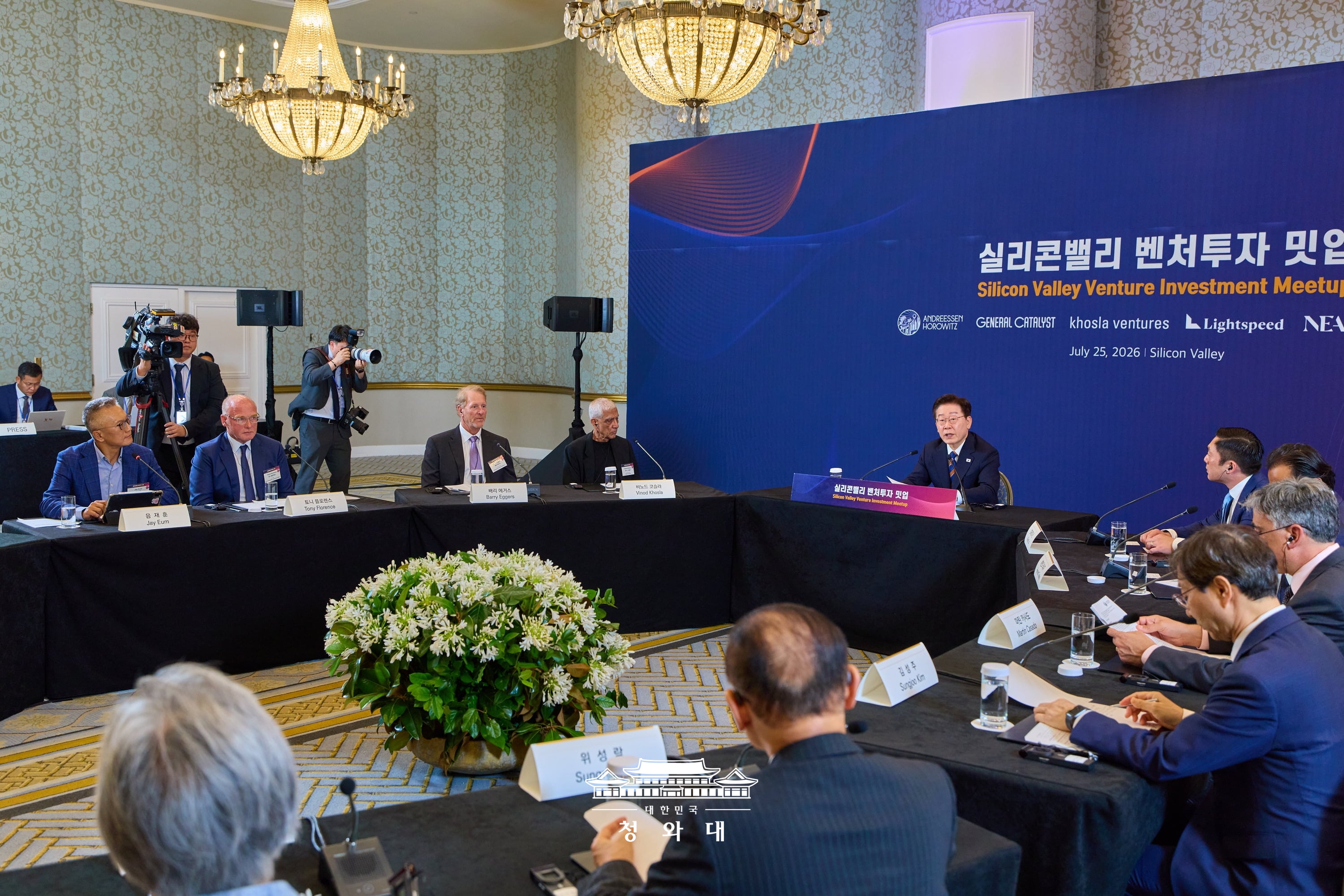 当地时间7月25日，韩国总统李在明在美国旧金山一家酒店举行的“硅谷风险投资交流会”上，与全球风投机构代表就韩国AI产业投资及合作方案进行讨论。图片来源：大韩民国青瓦台