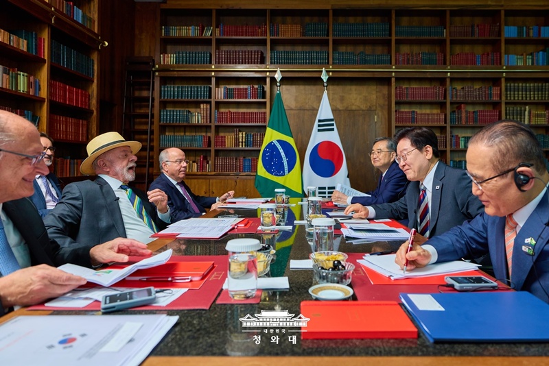 当地时间7月27日，韩国总统李在明与巴西总统路易斯&middot;伊纳西奥&middot;卢拉&middot;达席尔瓦在巴西利亚总统官邸举行扩大首脑会谈。图片来源：大韩民国青瓦台