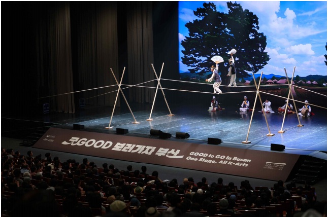7月26日，在釜山BEXCO礼堂举行的特别演出《GOOD to GO in Busan》正在上演。图片来源：国家遗产厅