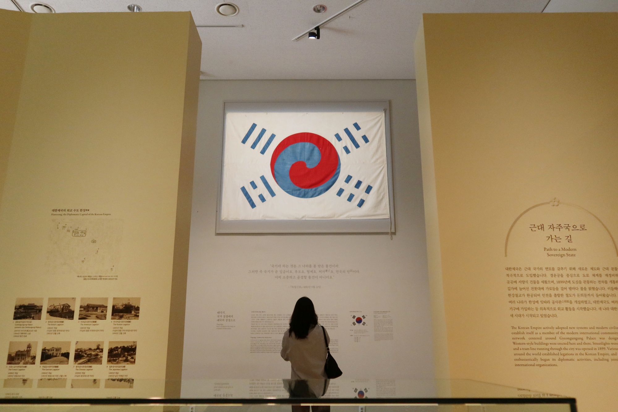 韩国国立中央博物馆&ldquo;大韩帝国室&rdquo;焕新开放，其中展出了韩国现存太极旗中规模最大、年代最久的一面&mdash;&mdash;&ldquo;丹尼太极旗&rdquo;。韩宣网记者Charles Audouin 摄