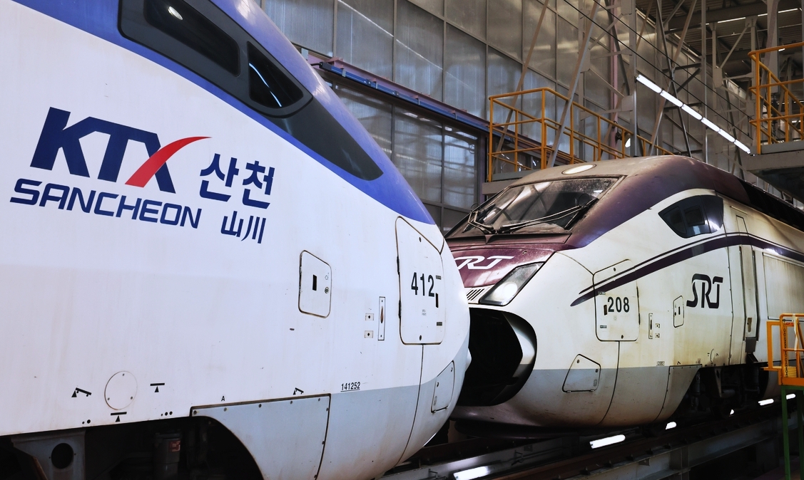 为配合9月起实施的韩国高速铁路KTX与SRT统一运营，可一站式购票的手机应用程序&ldquo;KORAIL+&rdquo;于8月3日正式上线。图为重联运行的KTX与SRT列车。图片来源：韩国铁道公社