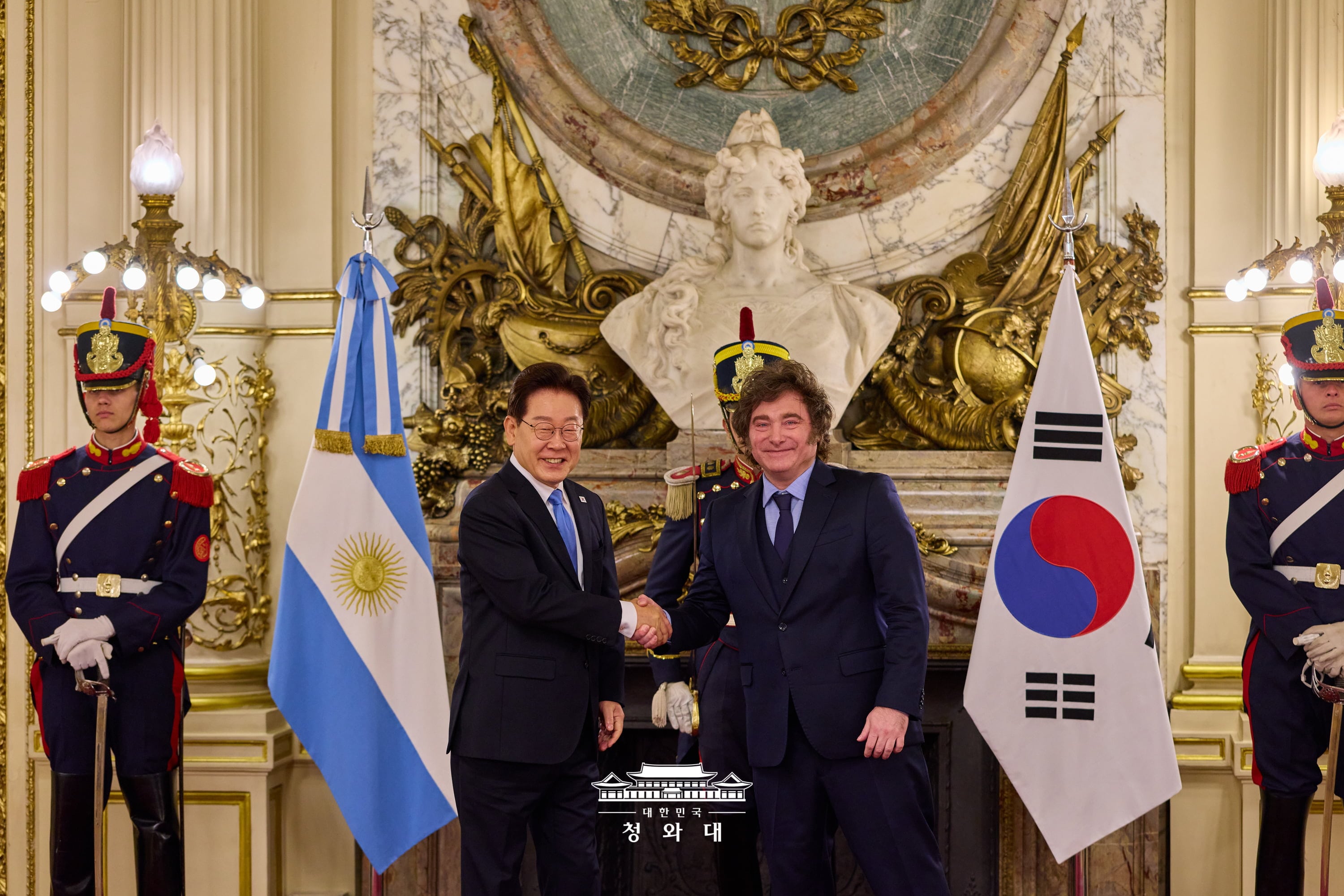  当地时间7月31日，韩国总统李在明（左）与阿根廷总统哈维尔&middot;米莱在阿根廷布宜诺斯艾利斯总统府举行的欢迎仪式上握手合影。图片来源：大韩民国青瓦台