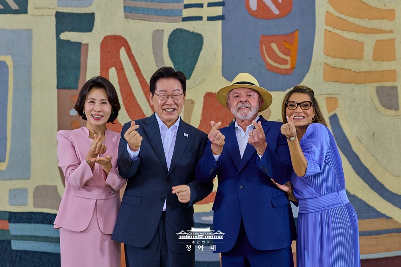 当地时间7月27日，韩国总统李在明夫妇与巴西总统路易斯·伊纳西奥·卢拉·达席尔瓦夫妇在巴西利亚外交部宫举行的欢迎招待会上，向媒体比出“手指爱心”手势。当天，两国领导人举行首脑会谈，同意大幅加强供应链、国防工业、航天及尖端产业合作。这是双方继今年2月后时隔5个月再次会晤，并签署7项谅解备忘录（MOU）及联合声明，宣布将2026年定为韩巴战略伙伴关系发展的新起点，并进一步落实包括关键矿产供应链在内的互利合作。图片来源：大韩民国青瓦台