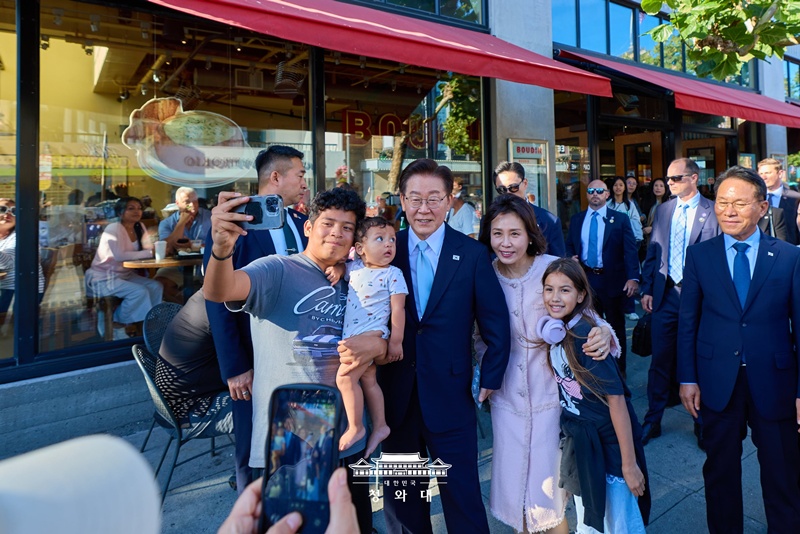 当地时间7月25日，韩国总统李在明与夫人金惠景现身美国旧金山著名景点39号码头，应当地市民邀请合影留念。旧金山之行不仅促成了人工智能投资与技术合作等一系列务实成果，也展现了李在明与市民轻松互动、亲民交流的一面，实现了“务实外交”与“亲民形象”的双重收获。图片来源：大韩民国青瓦台