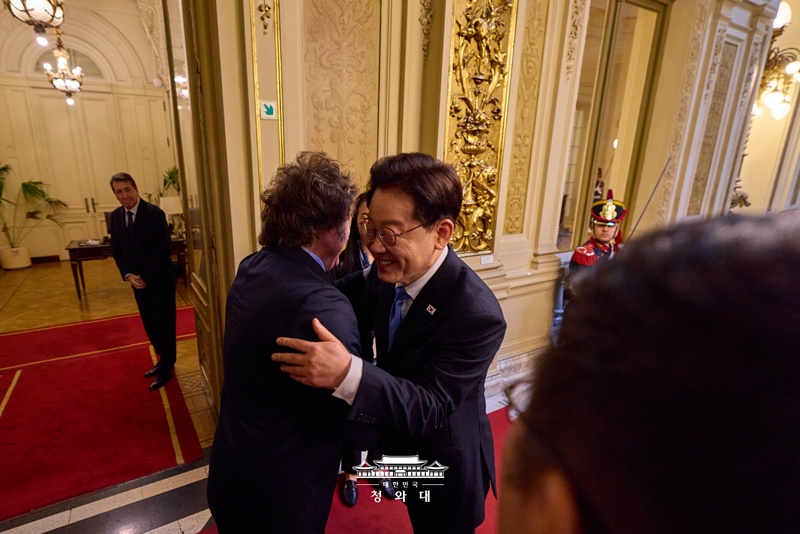 当地时间7月31日，韩国总统李在明与阿根廷总统哈维尔·米莱在布宜诺斯艾利斯总统府欢迎仪式上热情拥抱。双方决定以启动原油进口为契机，扩大能源供应链合作，并加强锂等关键矿产价值链合作。同时，两国完成避免双重征税协定谈判，以减轻韩国企业在当地的投资负担，并计划重启韩国-南方共同市场贸易协定谈判，在贸易、投资、人工智能及国防工业等领域取得更多务实成果。图片来源：大韩民国青瓦台