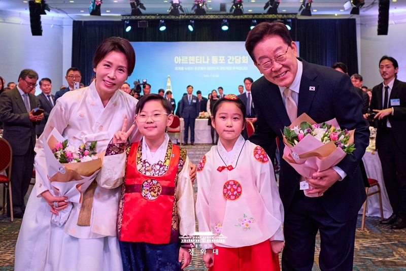 当地时间8月1日，韩国总统李在明与夫人金惠景出席在阿根廷布宜诺斯艾利斯举行的海外侨胞座谈会，并与献花儿童合影留念。李在明夫妇步入会场时，与在场侨胞一一握手问候，现场气氛温馨融洽。图片来源：大韩民国青瓦台
