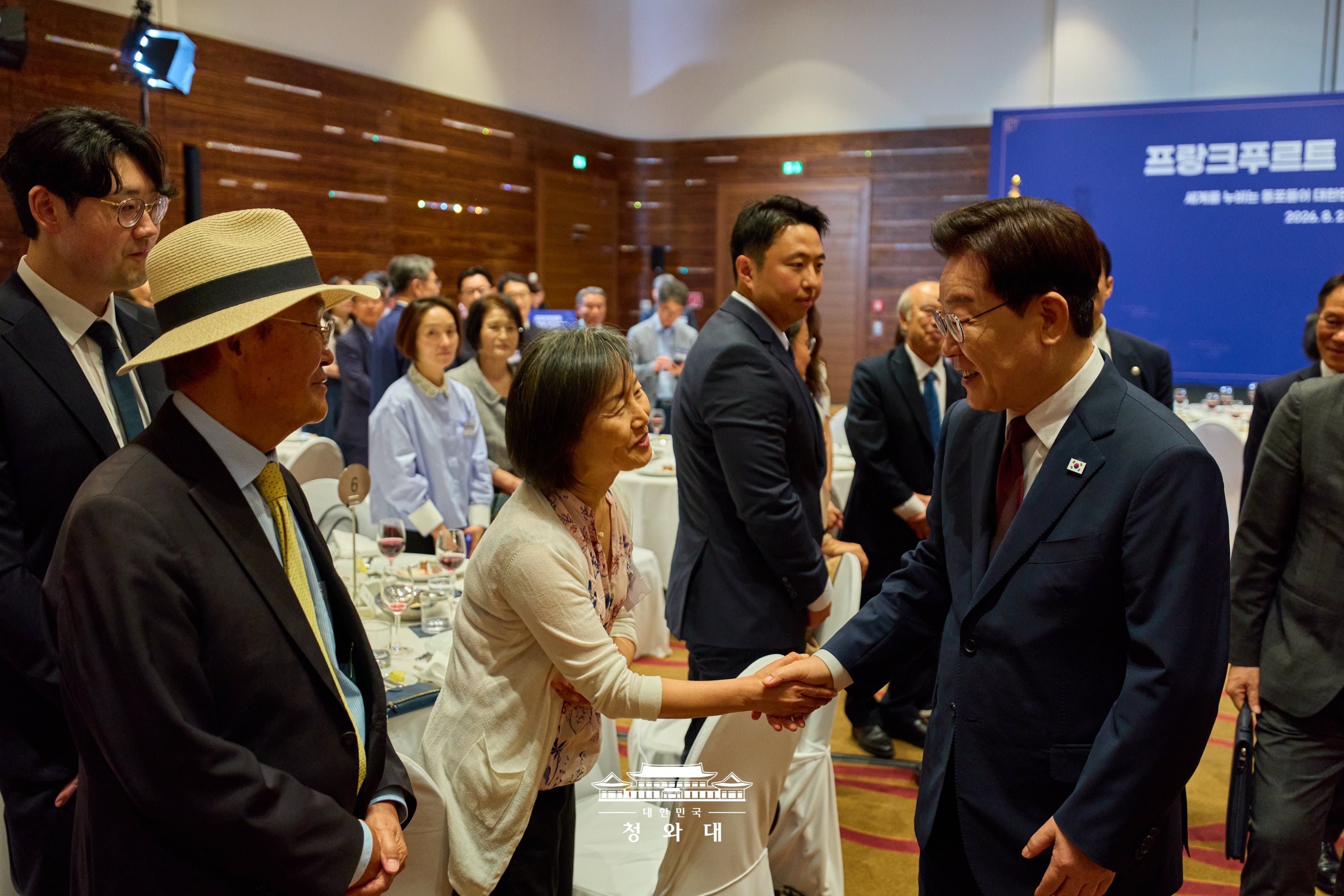 此次海外访问的最后一站是德国。当地时间8月2日，韩国总统李在明在德国法兰克福出席海外侨胞座谈会。李在明步入会场时，与侨胞们一一握手致意，并亲切交流，为此次横跨三大洲的海外访问画上圆满句号。图片来源：大韩民国青瓦台