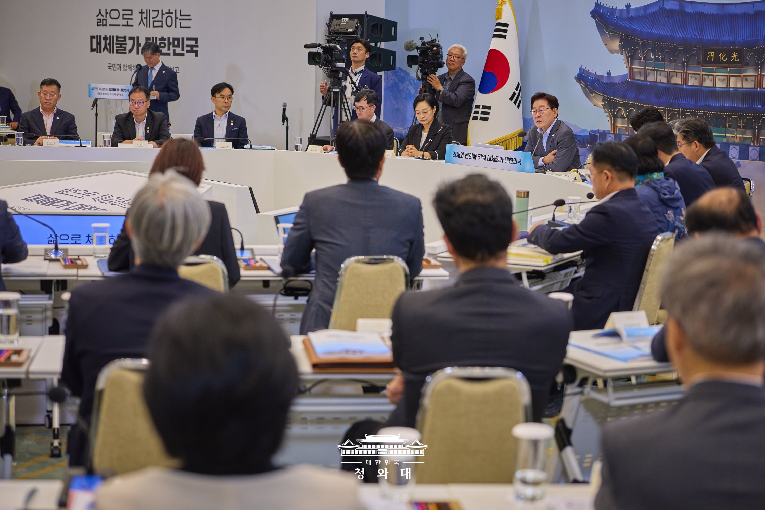 8月5日，韩国总统李在明在首尔钟路区青瓦台举行的2026年下半年教育部、国家教育委员会、文化体育观光部、国家遗产厅工作汇报会上发言。图片来源：大韩民国青瓦台