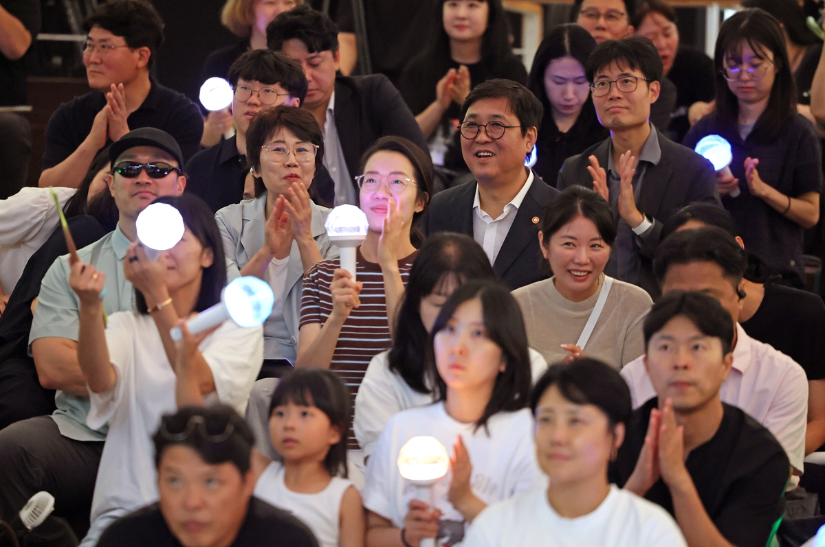8月6日，韩国文化体育观光部长官崔辉永在江原道平昌阿尔卑西亚度假村举行的&ldquo;2026梦想艺术团联合训练营&mdash;&mdash;梦想庆典&rdquo;活动现场观看演出。文化体育观光部许满镇 摄