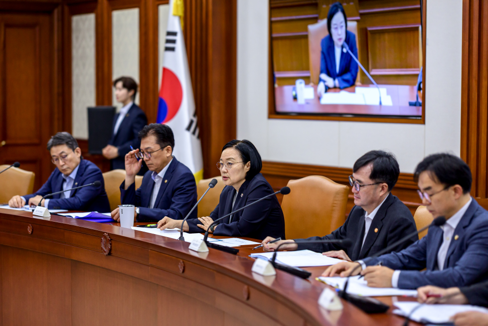 8月6日，在首尔钟路区政府首尔办公大楼，韩国国务总理韩圣淑主持召开第12次国家政策协调会议。此次会议上确定了政府跨部门层面的《AI基础医疗战略》。图片来源：国务调整室、国务总理秘书室