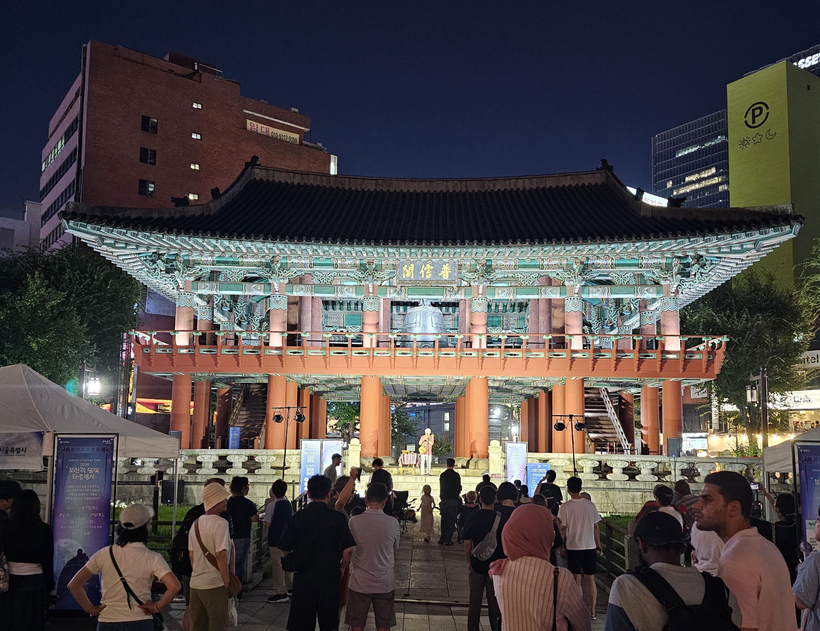 为纪念第81周年光复节，首尔市将在8月每周六于钟路普信阁举行&ldquo;夜间普信阁敲钟活动&rdquo;。图为8月1日，市民和外国游客参加敲钟活动。图片来源：首尔市