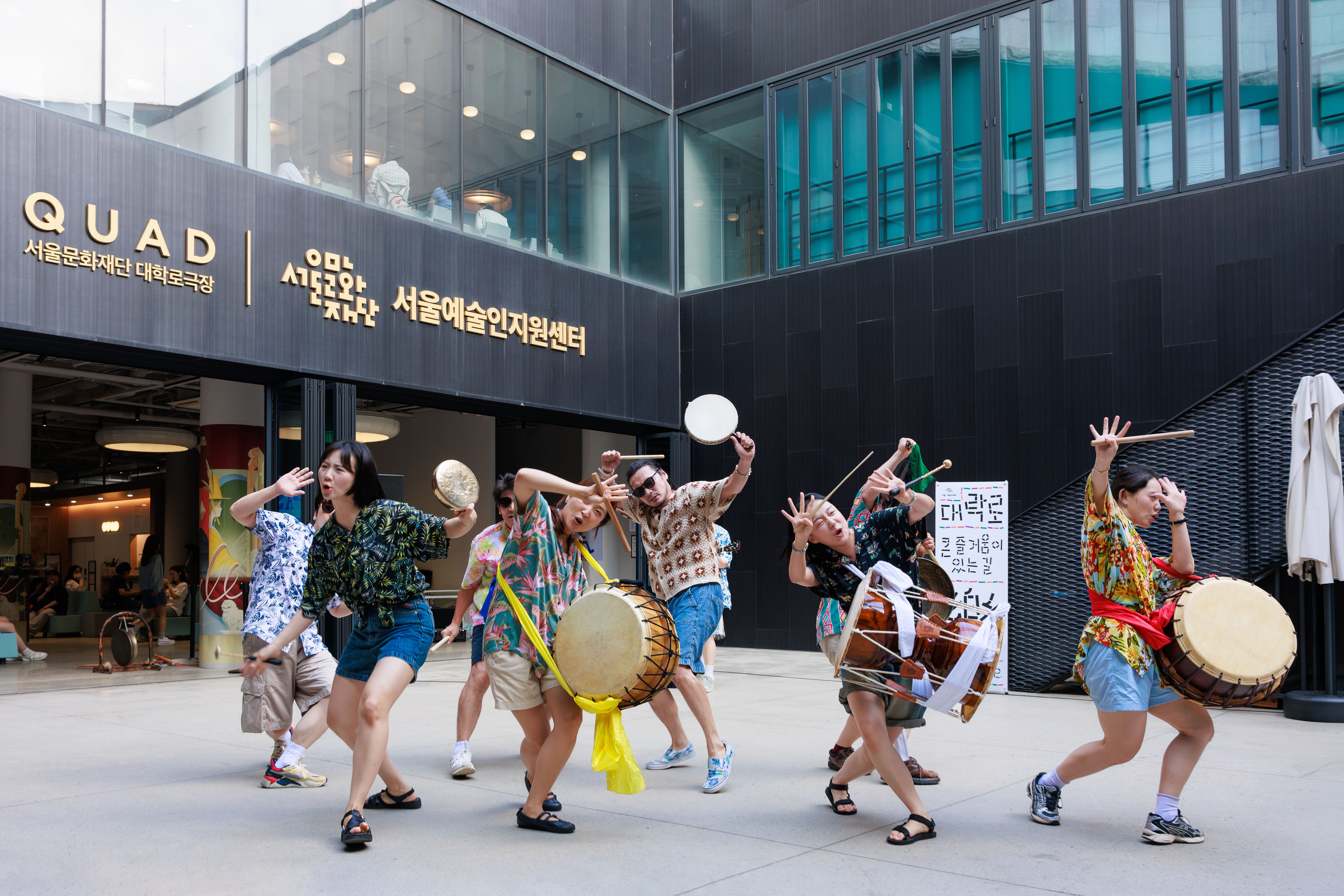 8月13日至14日，光复节特别企划话剧《剧场在奔跑！》将在首尔钟路区大学路剧场QUAD上演。图为演员们在户外进行示范演出。图片来源：首尔文化财团