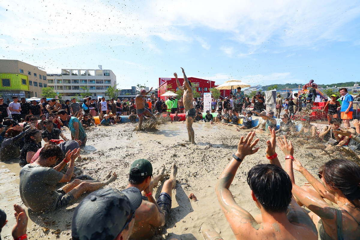 去年7月25日至8月10日在忠清南道保宁市大川海水浴场及泥浆博览会广场一带举行的保宁泥浆节。图片来源：韩宣网DB