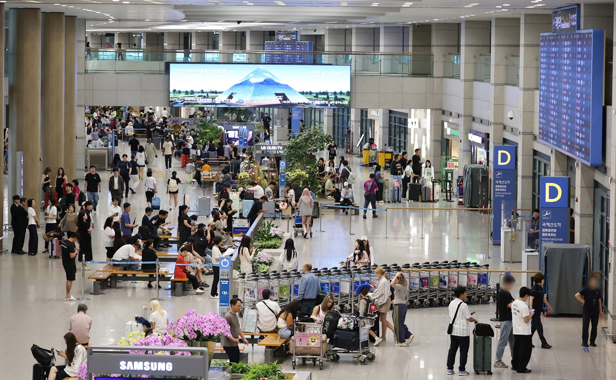 韩国仁川国际机场今年上半年国际航班旅客量位居全球第一。图片来源：韩联社
