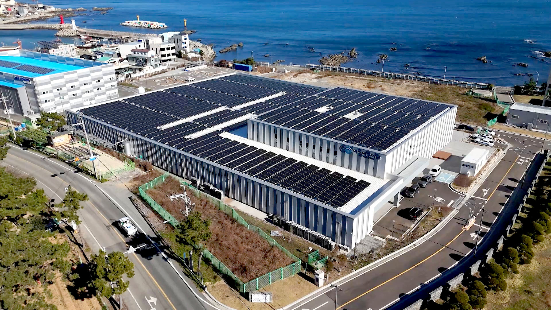 2024年12月建成于釜山机张郡的韩国最大规模大西洋鲑鱼养殖场“生态水产农场”全景。图片来源：生态水产农场