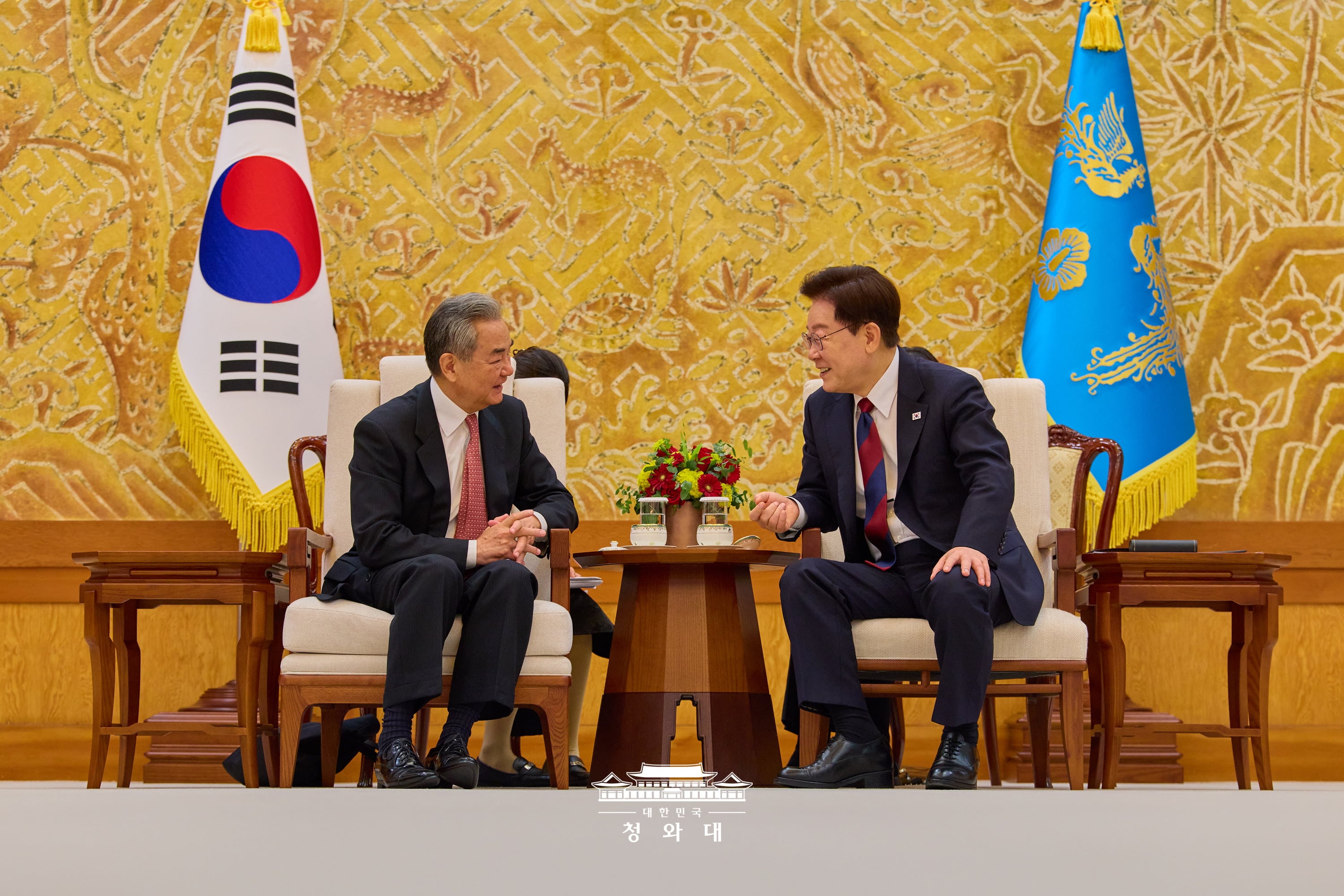 ▲8月20日，韩国总统李在明（右）在首尔青瓦台会见到访的中共中央政治局委员、中国外交部部长王毅。图片来源：大韩民国青瓦台