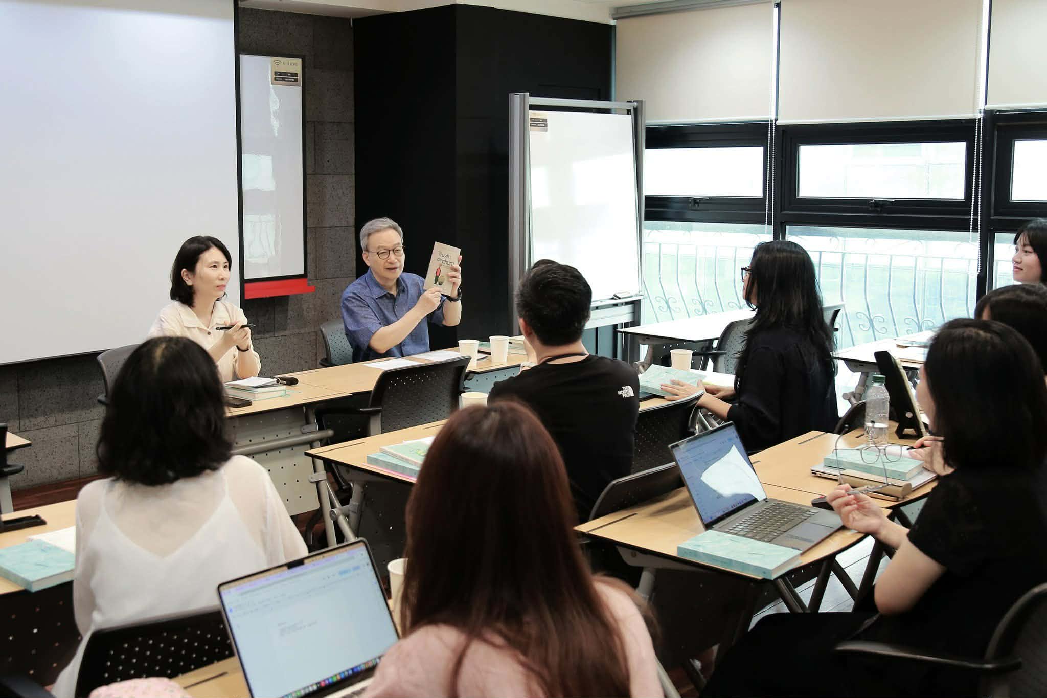 图为7月28日，在尔瑞草区Toz Moim中心举行的“与作家见面”活动中，越南语组学员同诗人郑浩承（左二）合影留念。图片来源：Nguyen Ngoc Que