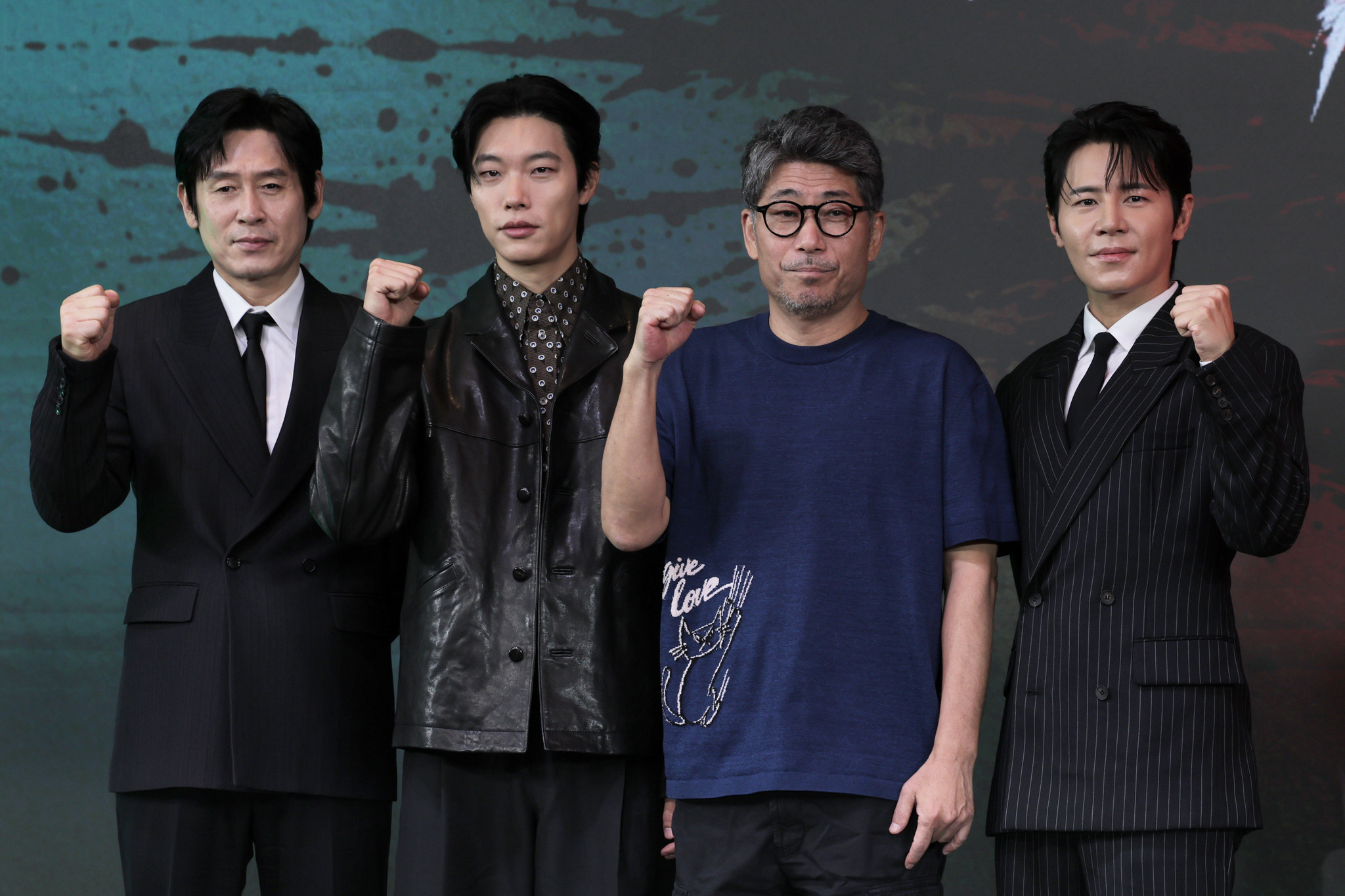 8月20日在首尔麻浦区酒店Naru Seoul MGallery举行的奈飞（Netflix）系列剧《鼠惑》制作发布会上，演员薛景求、柳俊烈、导演金洪善、演员李奎炯合影留念。韩宣网记者朴大珍 摄