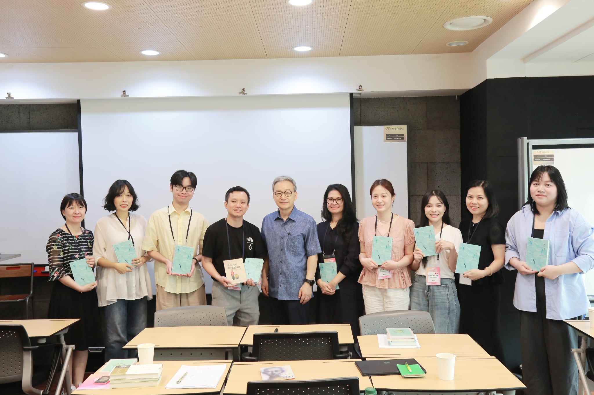 图为7月28日，今年越南语研修班负责人Nguyen Ngoc Que教授（左四）同参加“与作家见面”活动的学员在尔瑞草区Toz Moim中心合影。图片来源：Nguyen Ngoc Que