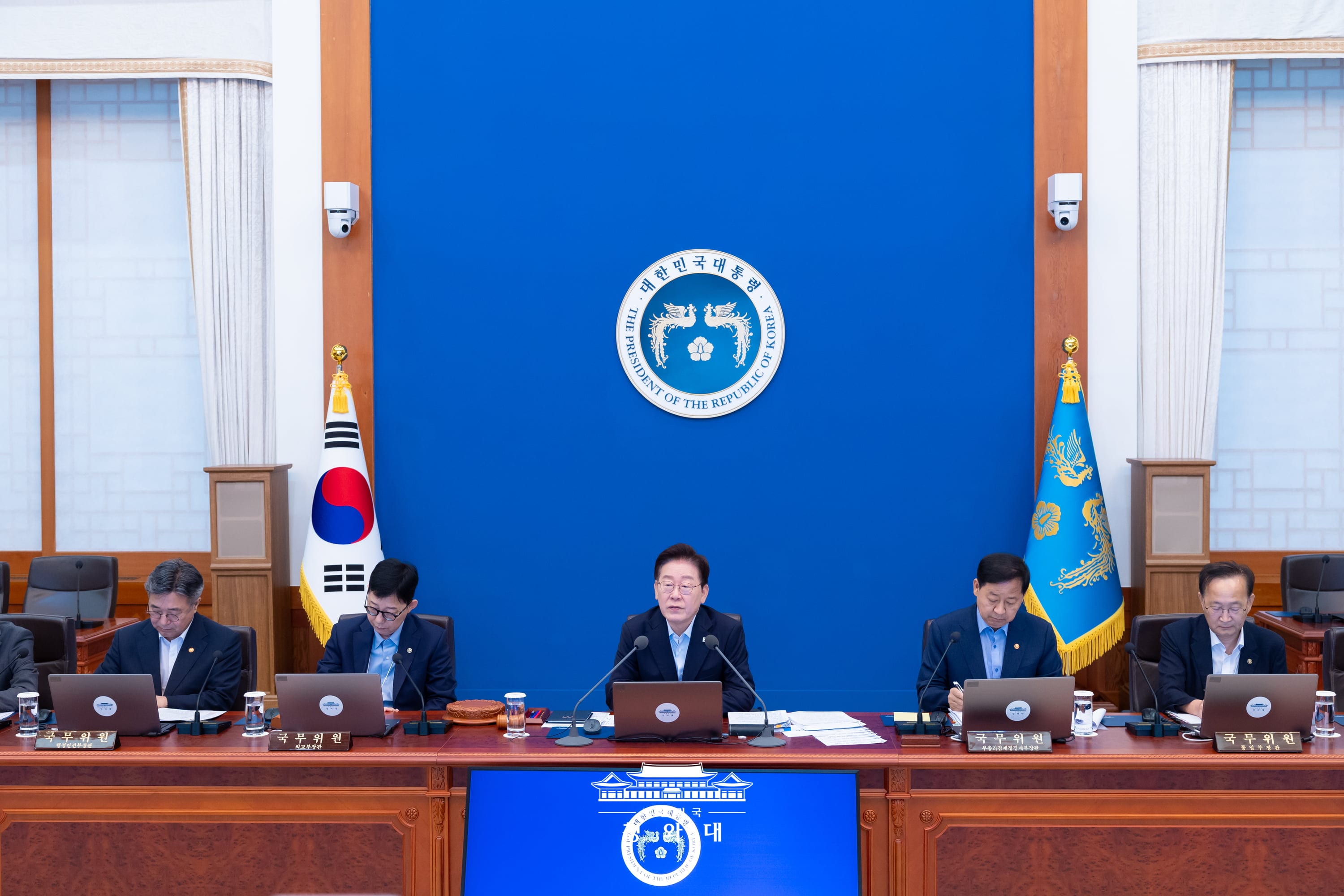 8月25日，在韩国总统李在明主持的国务会议上，行政安全部汇报了《实现世界顶尖AI民主政府战略》。图片来源：青瓦台