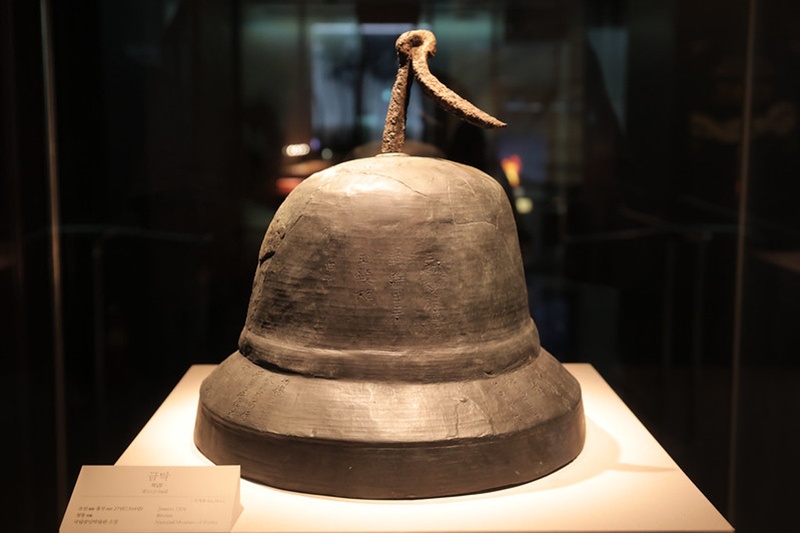 图为桧岩寺址普光殿遗址出土的大型青铜&ldquo;金铎&rdquo;。其表面清晰刻有太祖李成桂、神德王后、世子芳硕、王师无学大师等人的名字，以及134字铭文，证明了朝鲜初期王室与桧岩寺之间的特殊关系及桧岩寺的崇高地位。韩宣网记者朴大珍 摄