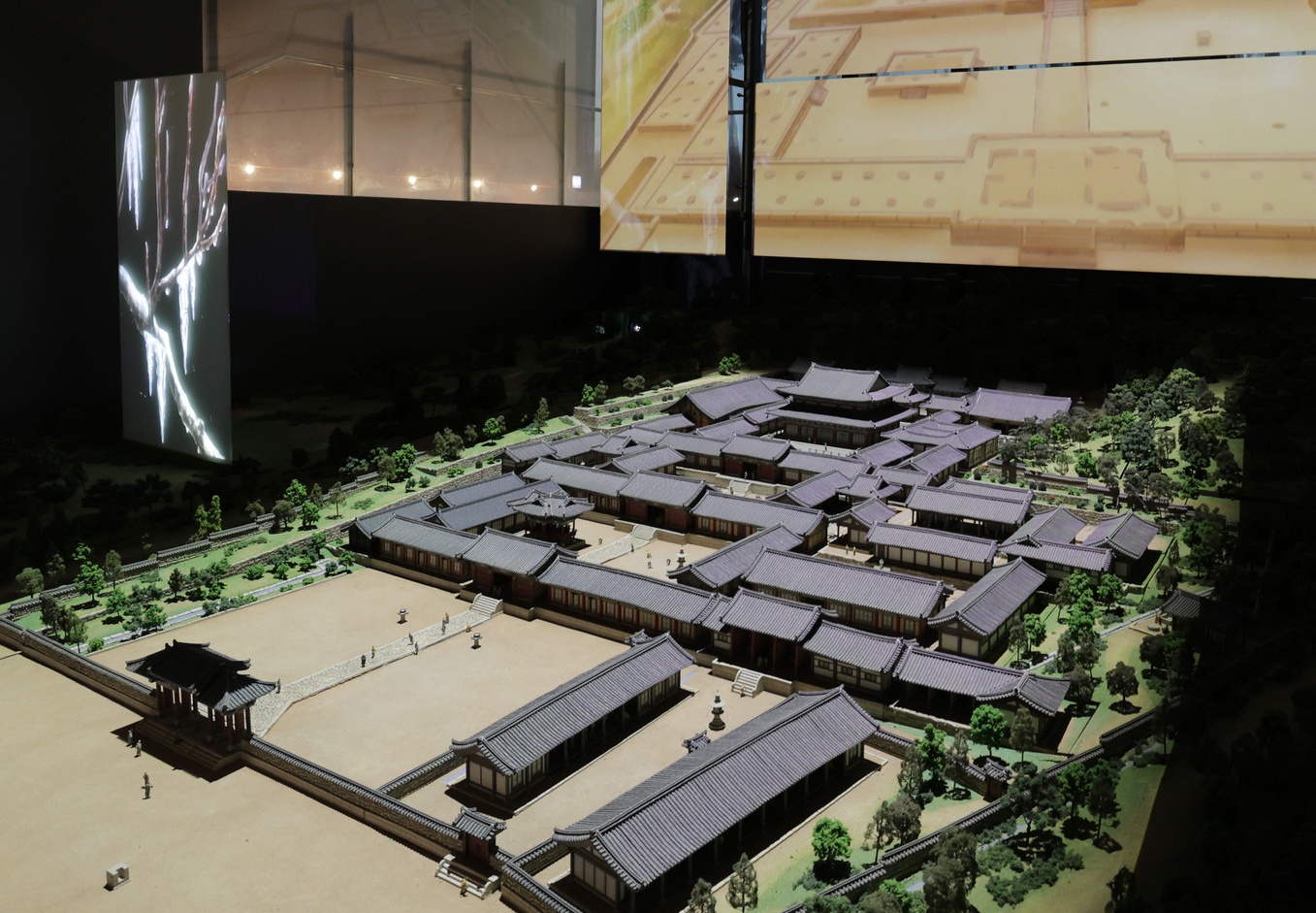 图为杨州市立桧岩寺址博物馆内展示的桧岩寺复原模型。以南北轴线为中心，信仰与修行设施以及大规模生活空间呈左右对称的宫殿式布局，展现出当年寺院宏伟壮观的规模与气势。韩宣网记者朴大珍 摄