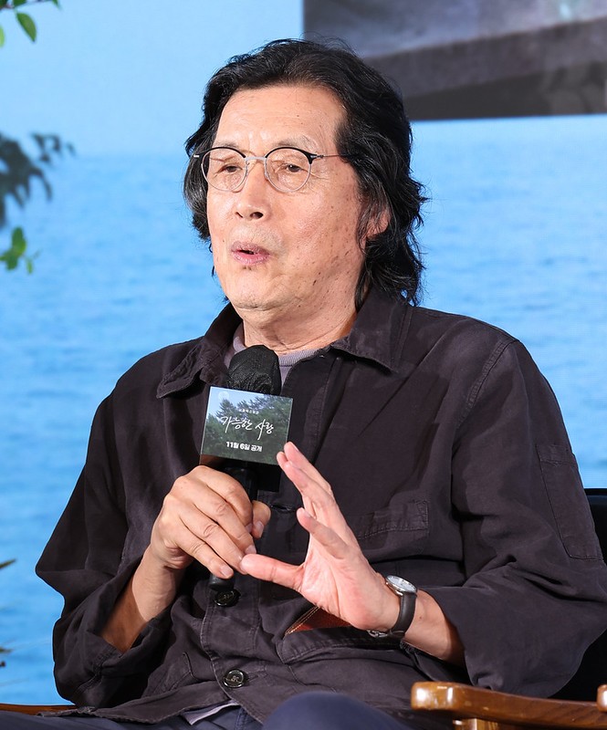 8月25日，在首尔麻浦区纳鲁美憬阁精选酒店举行的奈飞电影《可能的爱情》制作发布会上，该片导演李沧东回答记者提问。韩宣网记者朴大珍 摄