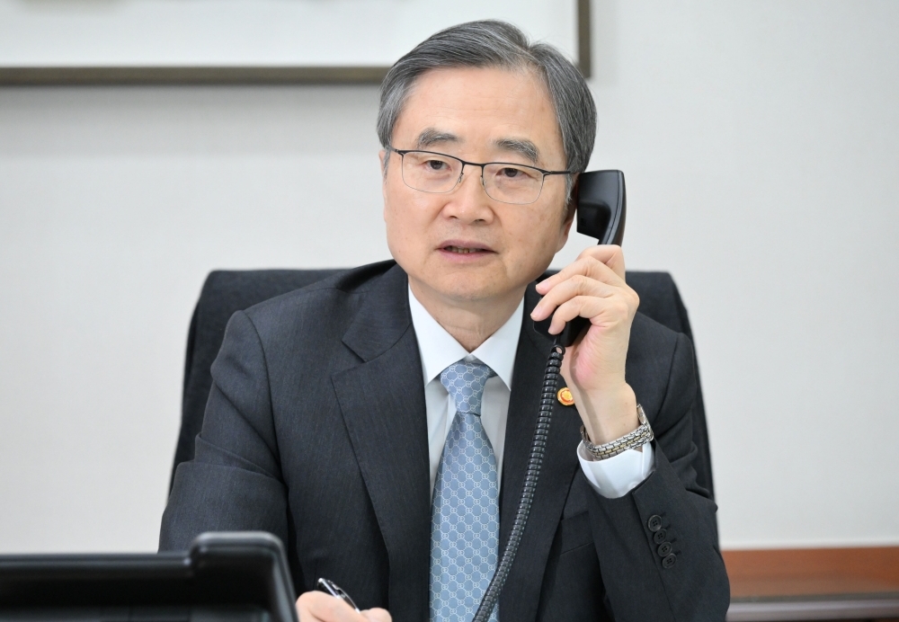 8月27日，韩国外交部长官赵显与尼泊尔外交部长希西尔&middot;卡纳尔通电话，就尼泊尔发生的洪灾灾情交换了意见。图片来源：外交部