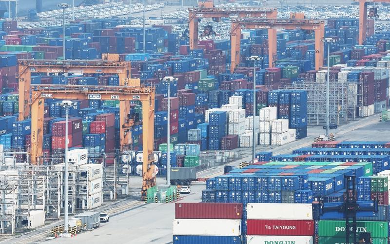 8月27日，韩国银行金融货币委员会将基准利率从2.75%上调25个基点至3.00%。图为平泽港堆放的集装箱。图片来源：韩联社