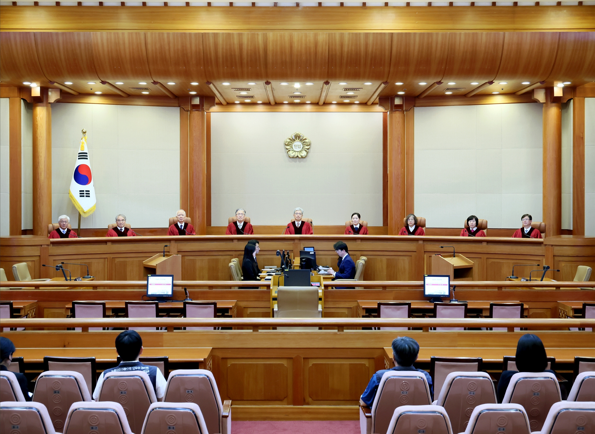 8月27日下午2时，韩国宪法法院在大法庭就&ldquo;外国儿童出生登记立法不作为案（2022宪马255等）&rdquo;作出违宪决定，并对共28起审判案件作出裁决。图片来源：韩国宪法法院
