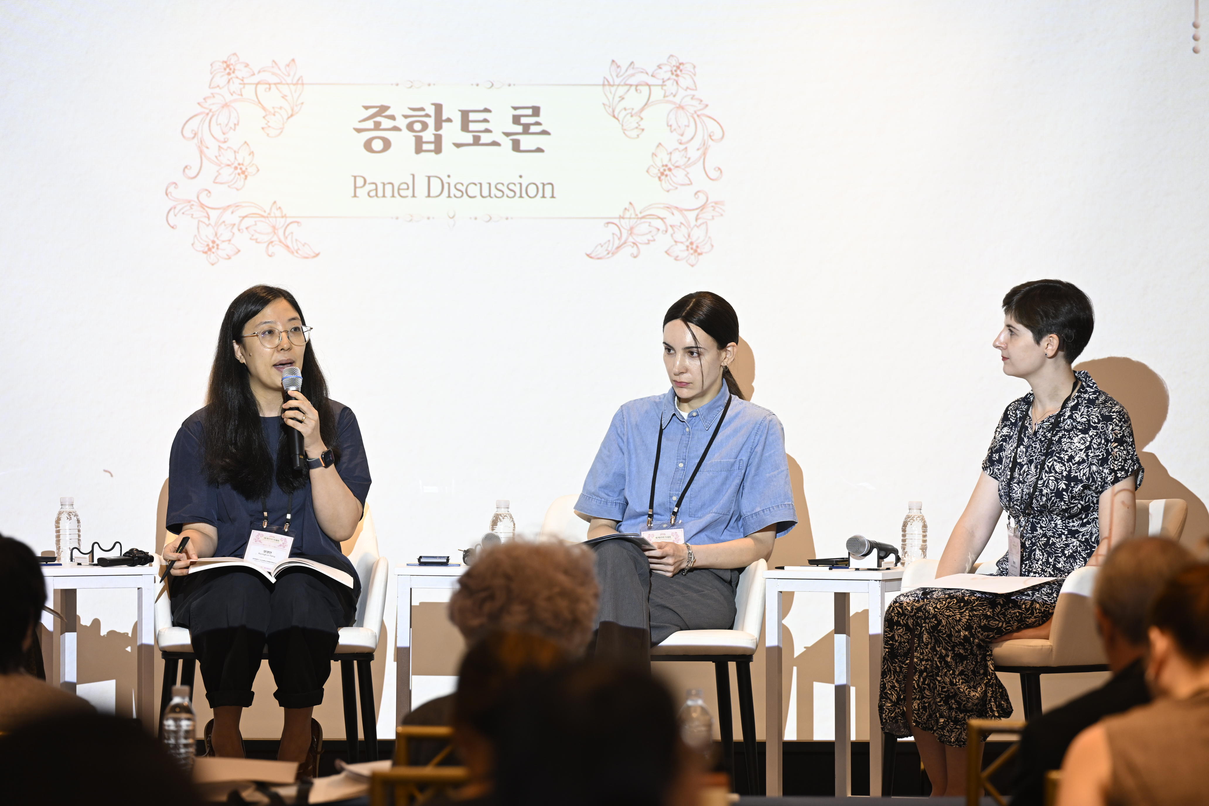 8月28日，“2026世界翻译家大会”在首尔江南美爵帝宫酒店举行。图为与会嘉宾在“韩国文学翻译的美学视野”专题环节中，进行综合讨论。左起依次为文学评论家、朝鲜大学文艺创作系助理教授杨庆彦（音）、西班牙马德里自治大学东亚研究中心助理教授Cristina Bahon Arnaiz、西江大学法语文学系讲师Irène Thirouin-Jung。韩国文学翻译院  