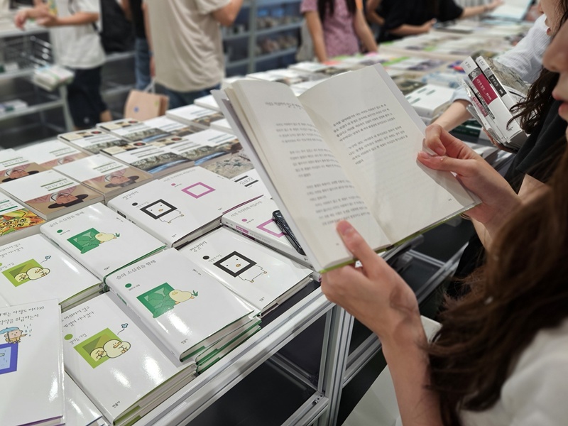 8月23日，在首尔龙山区龙山I'Park Mall举行的&ldquo;民音社X今日的可爱：句子之外的世界&rdquo;快闪店内，一名参观者正在浏览与韩国角色合作推出的民音社诗集。韩宣网记者李知艺 摄