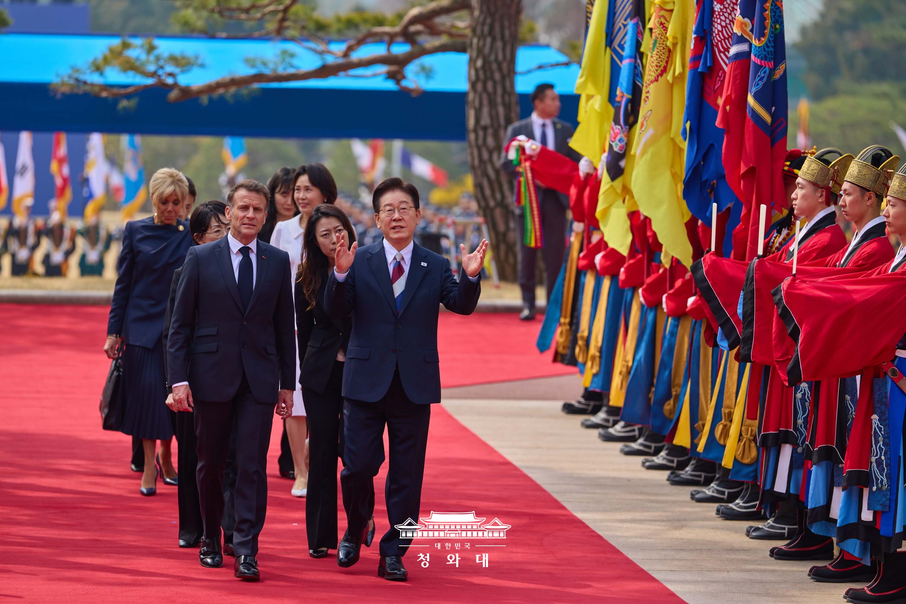   9月6日至9日，韩国总统李在明应法国总统埃马纽埃尔&middot;马克龙的邀请，将对法国进行国事访问。图为4月3日，李在明（右）在青瓦台为在来访的马克龙举行欢迎仪式。图片来源：大韩民国青瓦台