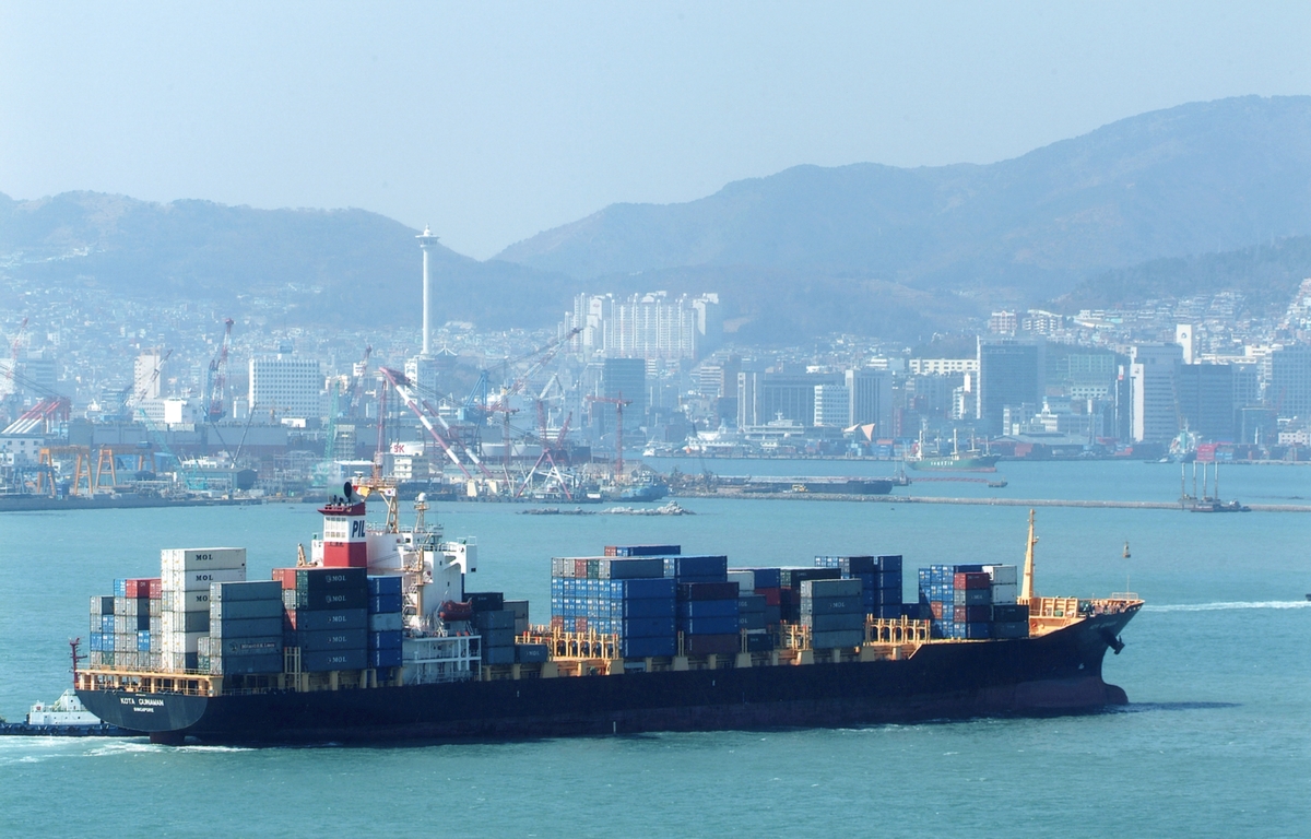 9月8日，韩国银行（央行）公布数据显示，今年第二季度实际国内生产总值（GDP）环比增长0.6%，与7月公布的初步核算数据一致。图为釜山港集装箱码头。图片来源：釜山港湾公社