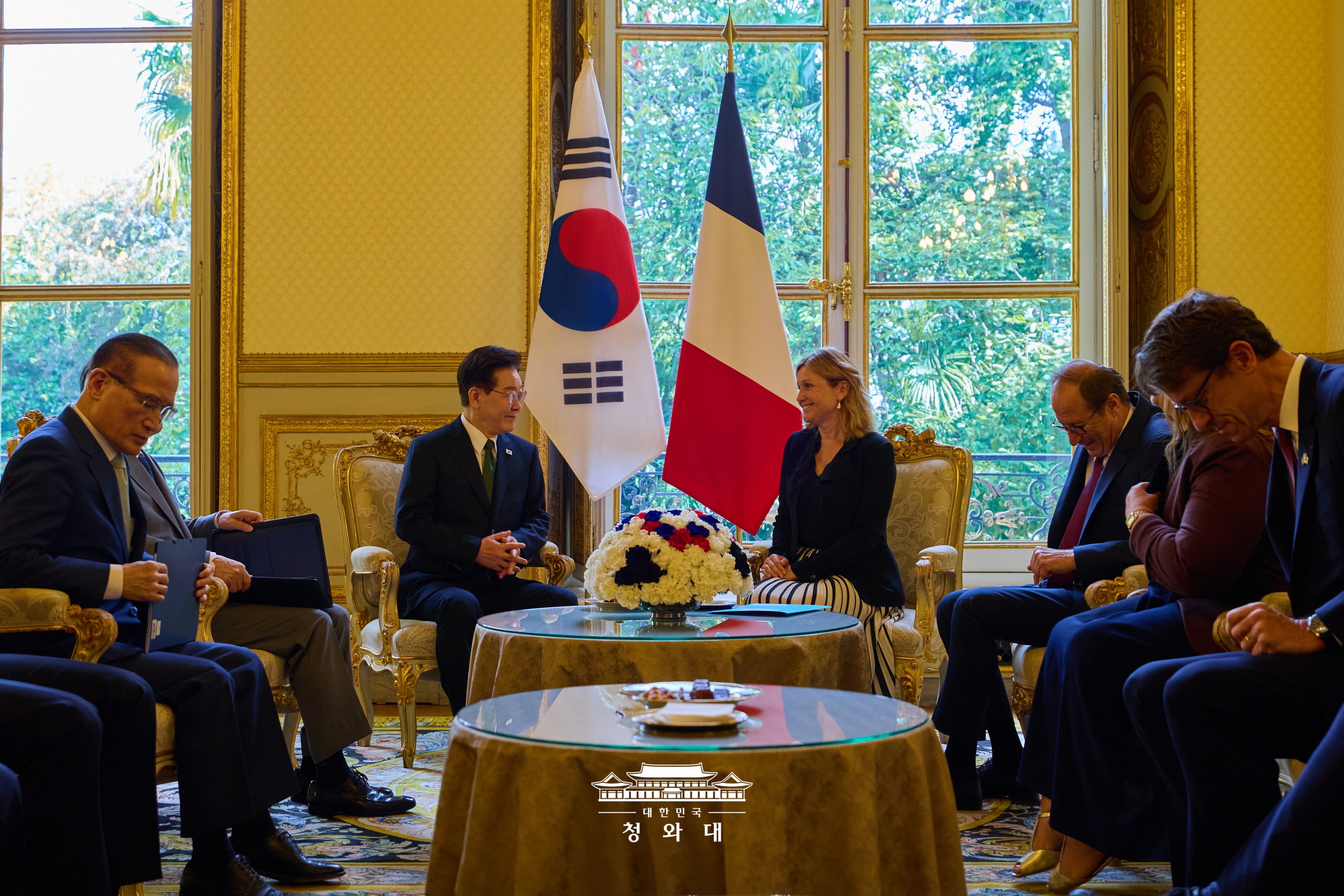 当地时间9月9日，韩国总统李在明在巴黎会见法国国民议会议长娅埃尔&middot;布朗-皮韦。图片来源：大韩民国青瓦台