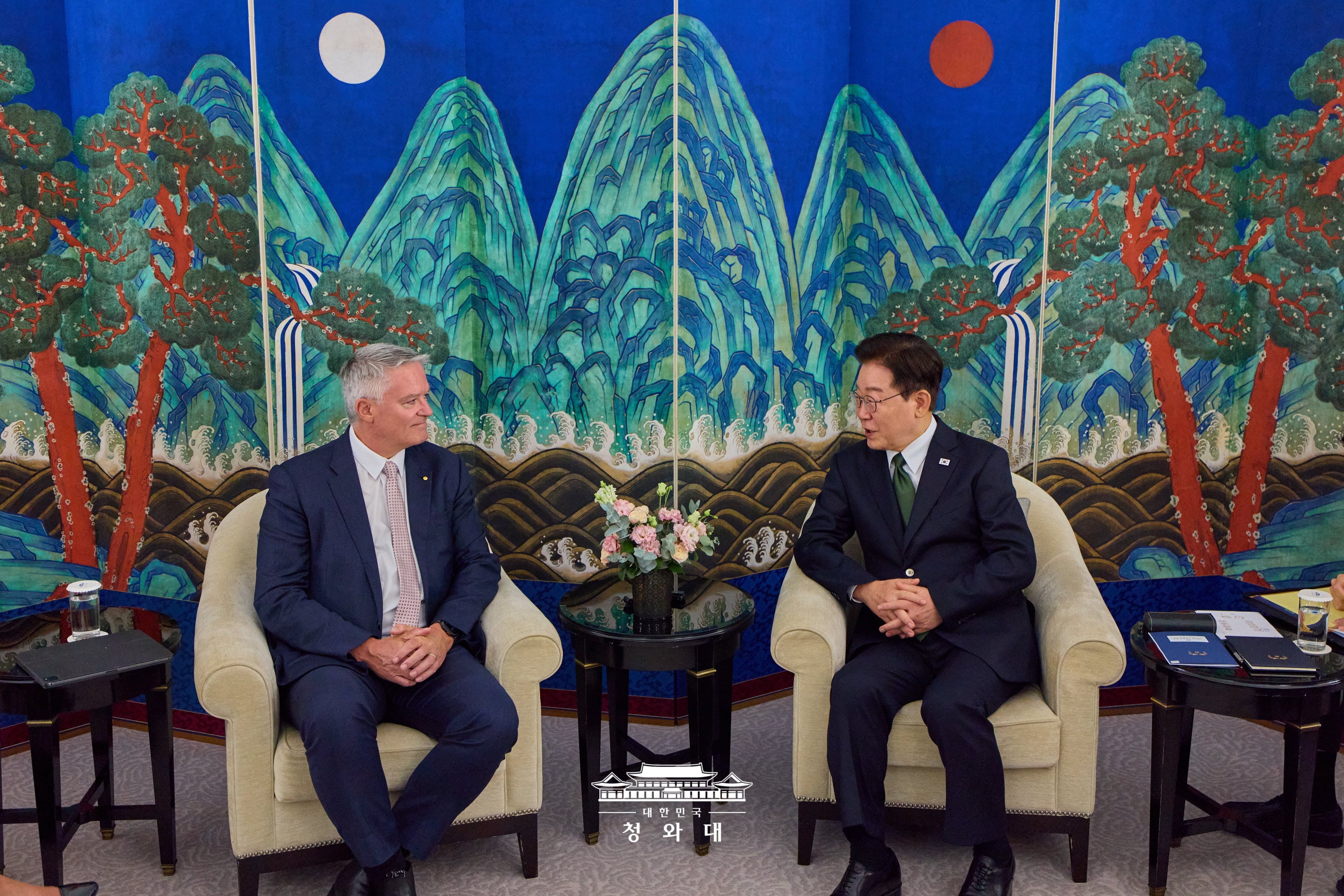 当地时间9月9日，韩国总统李在明（右）在法国巴黎一家酒店会见经济合作与发展组织（OECD）秘书长马蒂亚斯&middot;科尔曼。图片来源：大韩民国青瓦台 