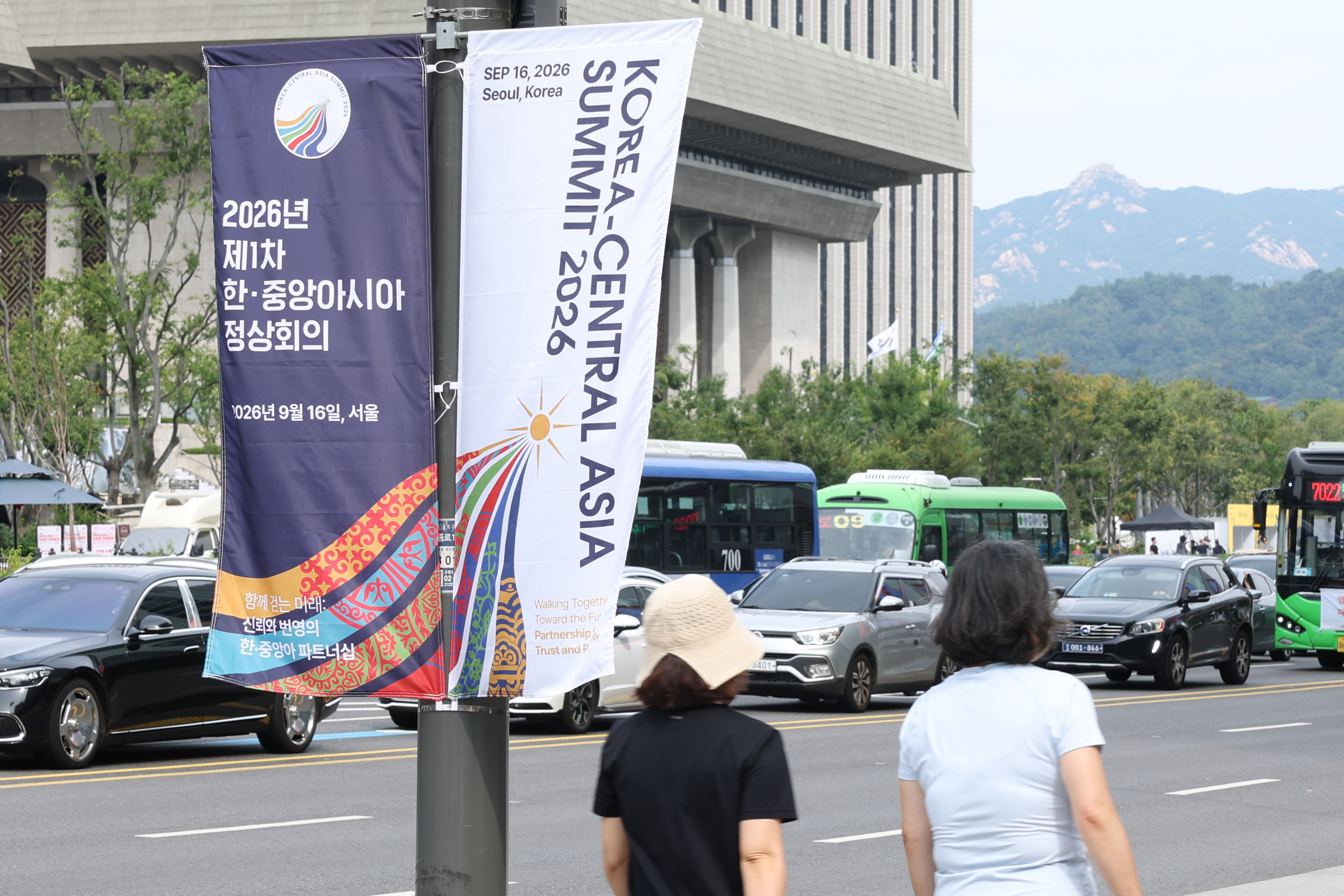 9月16日，韩国与中亚五国参与的首届多边峰会将在首尔举行。图为14日悬挂在首尔钟路区街头的“韩与中亚峰会”宣传横幅。韩宣网记者朴大珍 摄